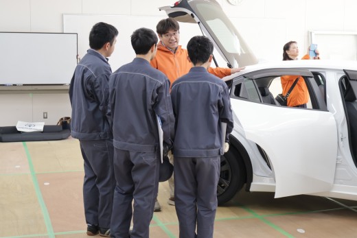 ハイブリッド車の構造を学んだ