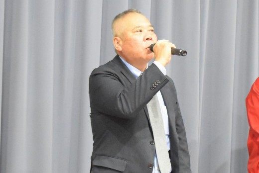 セリ前にあいさつを述べる安田社長