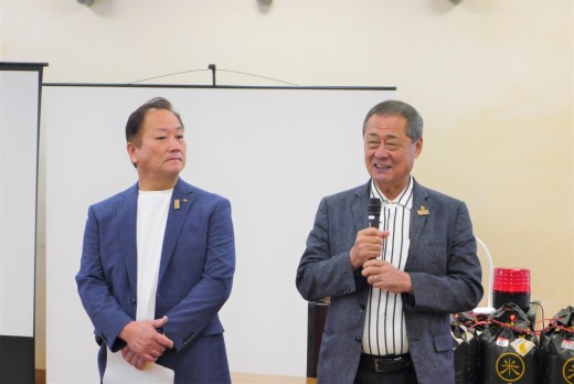小松理事長があいさつを述べた（写真右）