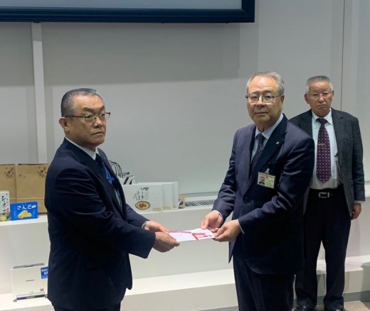 伊藤理事長が目録を贈呈