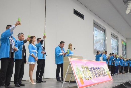 森川実流通委員長の発声で乾杯が行われた
