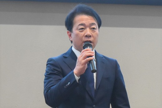 セリ前にあいさつを述べる熊﨑社長