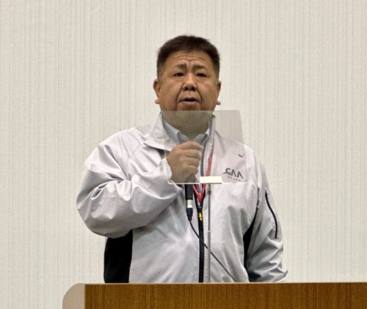 あいさつに立つ滝川会場長