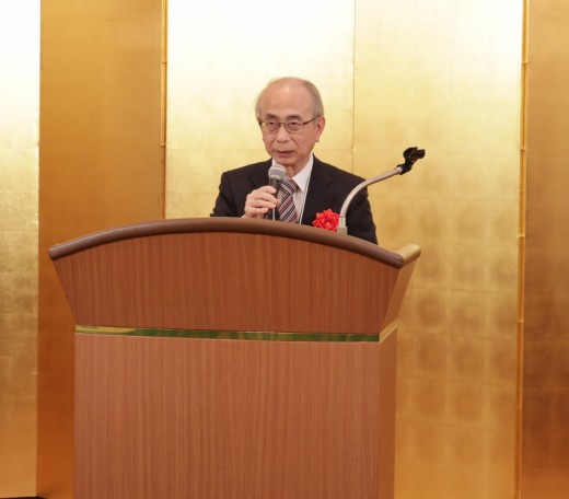 主賓あいさつする名古屋経済大学名誉教授 第三者委員会田口義明 委員長 　