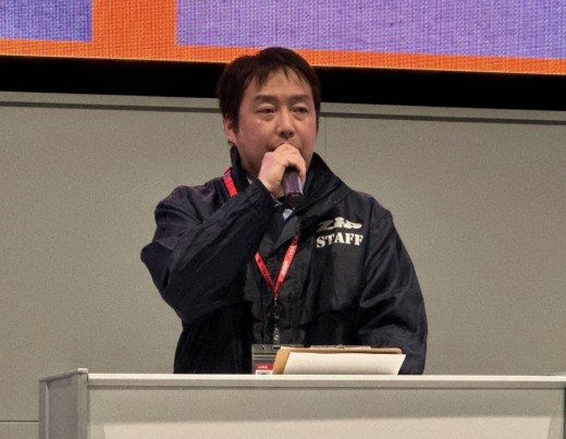あいさつに立つ沖中会場長