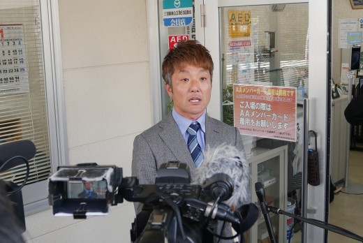 地元テレビ局などから取材を受ける中尾代表幹事