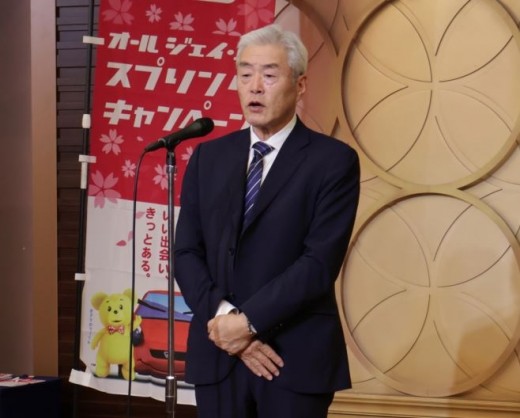 あいさつに立つ加藤小売金融委員長