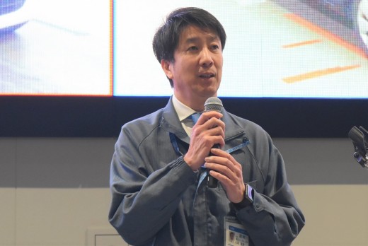 セリ前にあいさつを述べる丸尾会場長代行　　
