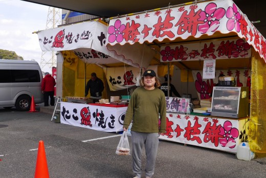 会場前には青年部記念ＡＡ恒例の屋台も並んだ