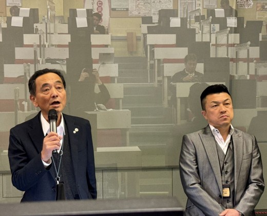 あいさつに立つ佐藤理事長代行
