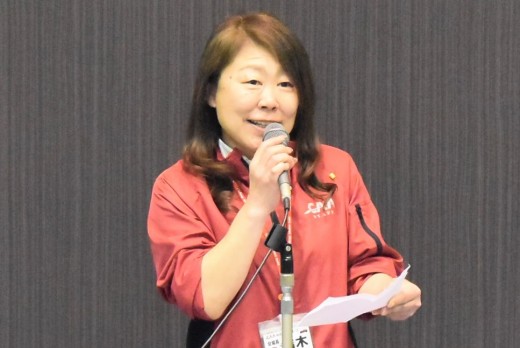 セリ前にあいさつを述べる白木会場長