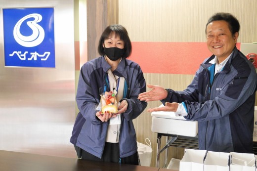 会場スタッフたちがイベントを盛り上げる