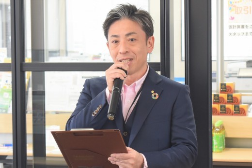 セリ前にあいさつを述べる恒成会場長
