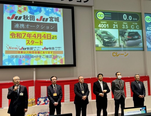 あいさつに立つ伊藤理事長（左から、伊藤理事長、JU秋田加藤理事長、JU東北石山会長、JU福島橋本理事長、JU山形佐藤理事長代行、JUC鈴木副会長）