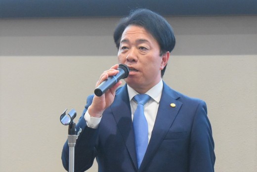 セリ前にあいさつを述べる熊﨑社長