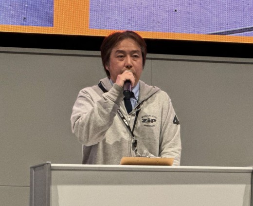 あいさつに立つ沖中会場長