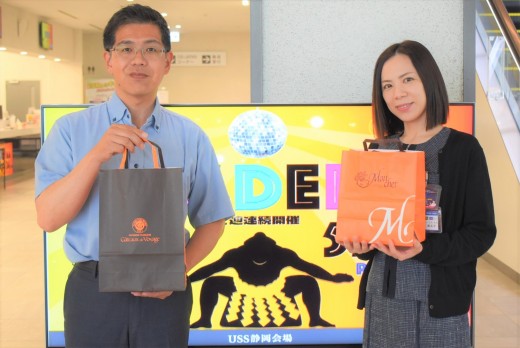 取引台数賞で「堂島ハーフロール」を進呈。左は太田会場長代行