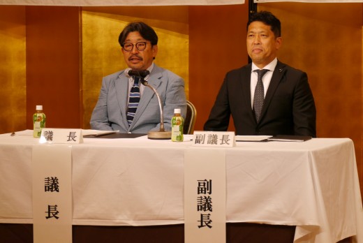 永松守議長（写真左）と住永栄一郎副議長（同右）