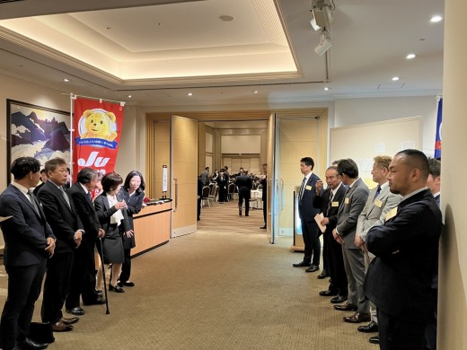 懇親会場入り口では役員が出席者を出迎えた