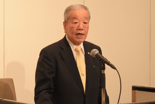 冒頭であいさつを述べる松本前会長・理事長