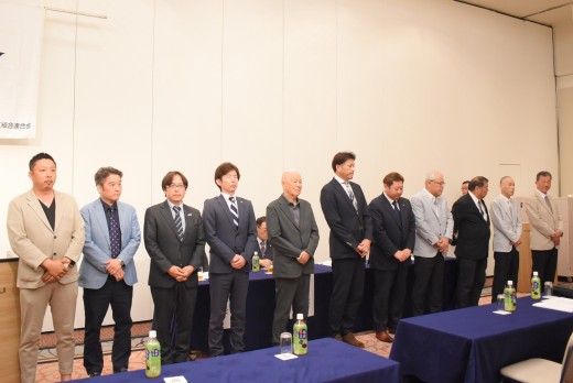 登壇する新執行部一同