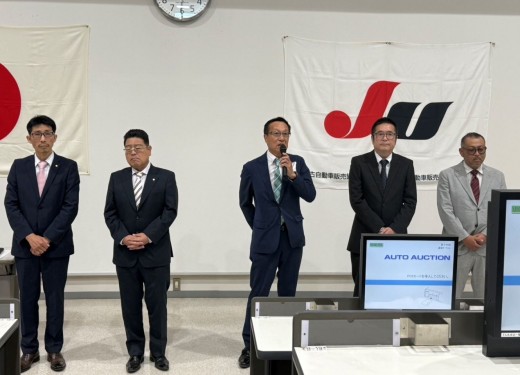 新任のあいさつに立つ小田切会長・理事長