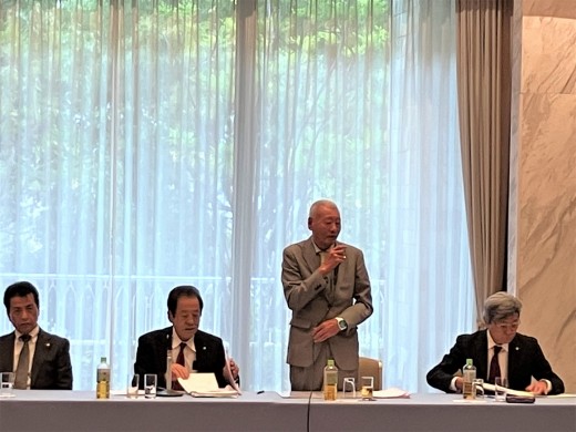 掛下新会長が就任後のあいさつを述べた