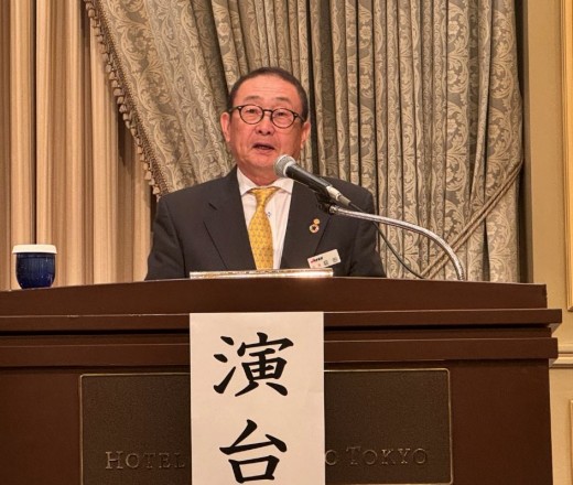 あいさつに立つ萩田会長・理事長