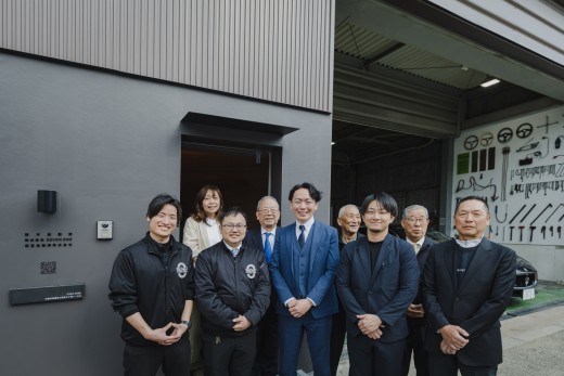 社員の笑顔が絶えない温かい雰囲気（写真中央が久野社長）