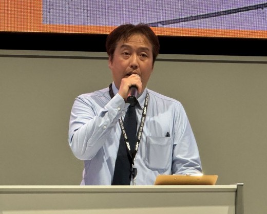 あいさつに立つ沖中会場長