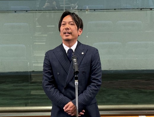 あいさつに立つ永田新部会長
