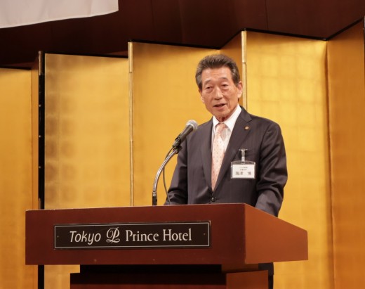 懇親会冒頭であいさつする海津会長