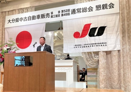 懇親会であいさつを述べる長野会長・理事長