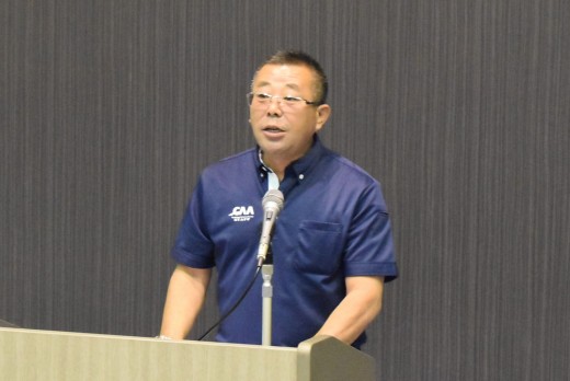 セリ前にあいさつを述べる柘植取締役