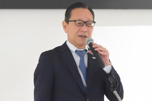 セリ前にあいさつを述べる伊藤社長