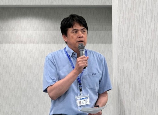 あいさつに立つ堂薗会場長
