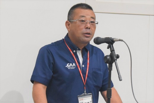 セリ前にあいさつを述べる柘植取締役