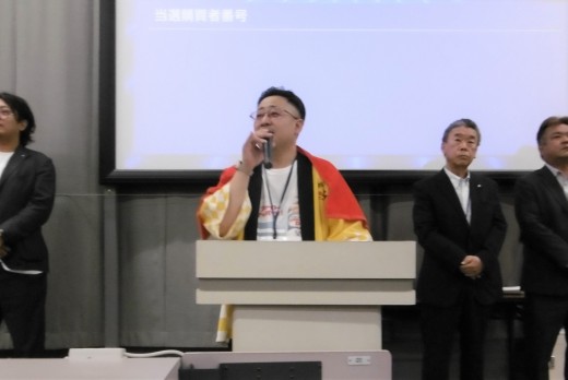 セリ前にあいさつを述べる杉本青年部会長