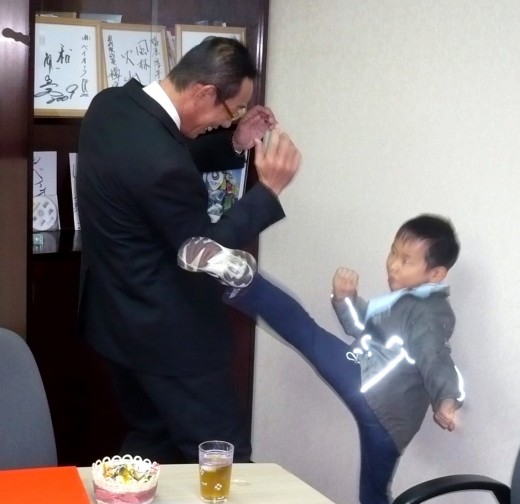 空手を習う渡辺達也くんの見事なハイキック（写真左はベイオーク塩原社長）