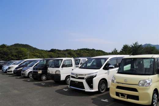 ヤードには幅広い出品車が集まった