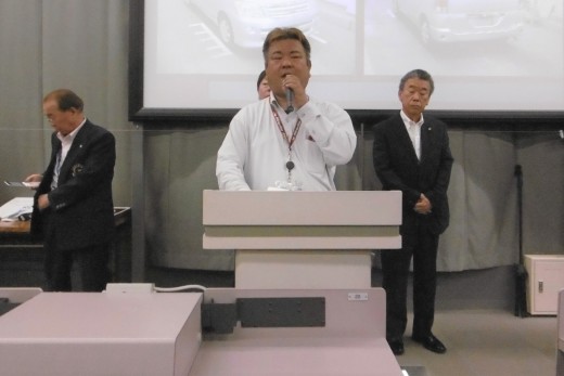 セリ前にあいさつを述べる貫名流通委員長