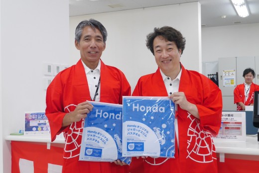 ホンダＡＡ２４周年記念イベントを展開（写真右が越智会場長）