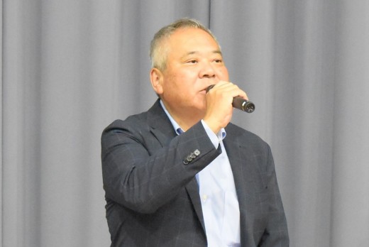 セリ前にあいさつを述べる安田社長