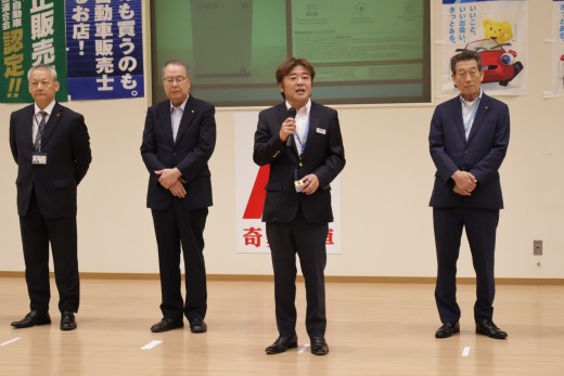セレモニーであいさつに立つ吉沢理事長