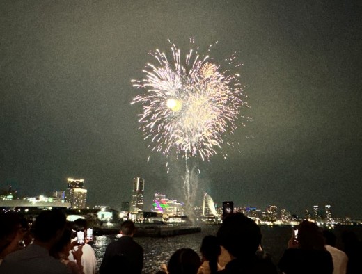 横浜の夜景と花火をデッキから楽しむ参加会員