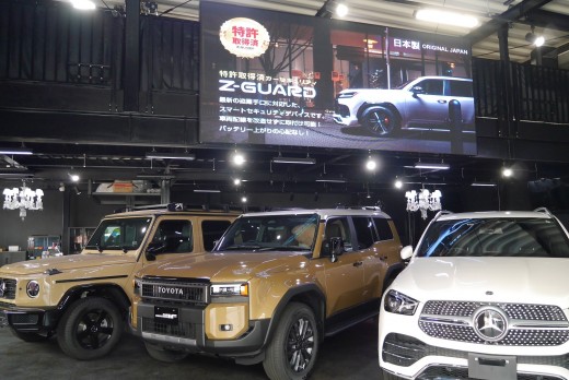 黒基調のショールームには高級車がずらりと並ぶ（カーブティックイフ）