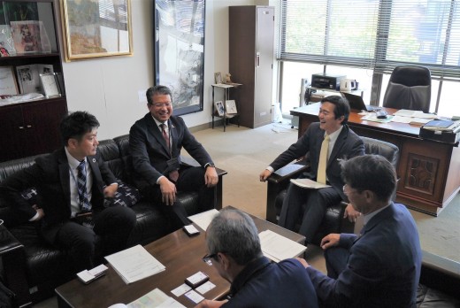 贈呈式後には市長室で歓談