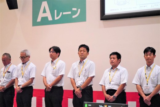 営業メンバーが壇上に整列した