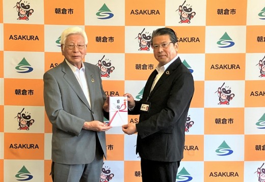 目録贈呈式を開いた（写真左から林市長と大塚上級理事）