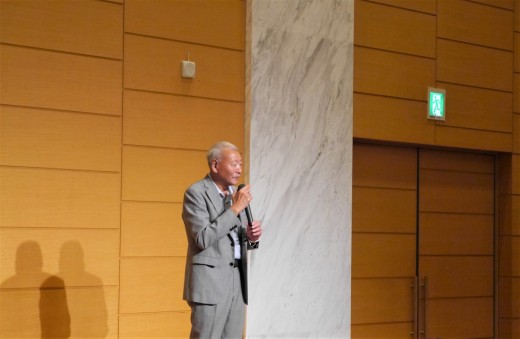 懇親会であいさつを述べる掛下会長